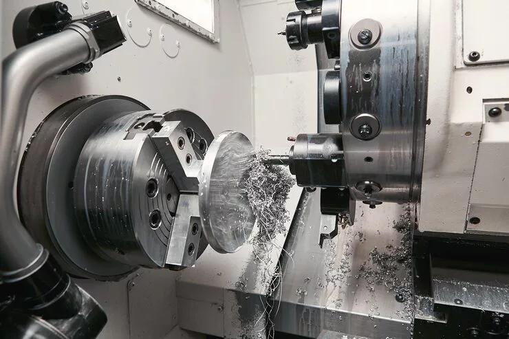 corte de piezas de eje de metal en torno CNC-máquina-haciendo-metal_474532-1807