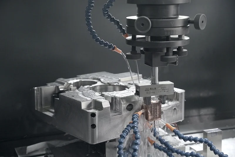 Процесс изготовления формы с использованием проволочной EDM